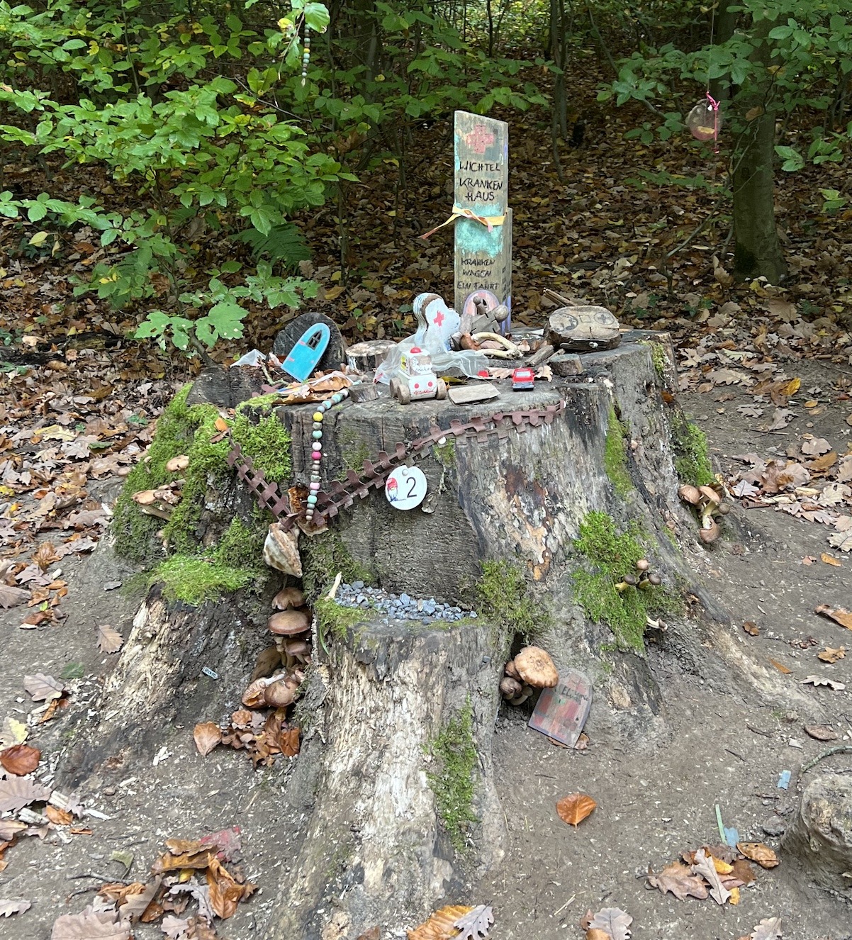 Baumstumpf geschmückt auf dem Wichtelpfad