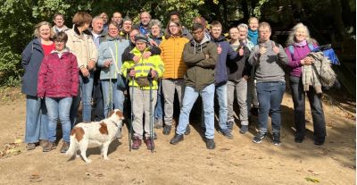 Wandergruppe mit Hund