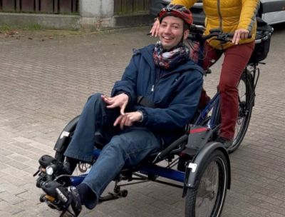 Tandemfahrrad von vorne mit ProDown-Mitglied auf dem Tandemsitz