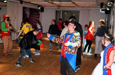 Tanzen an Fasching in der Tanzschule im ProDown-Tanzkurs