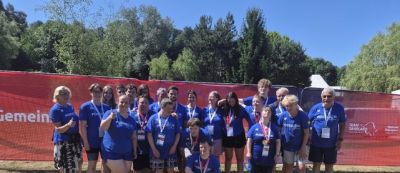 Wandergruppe mit HundGruppenbild mit Unified Athleten